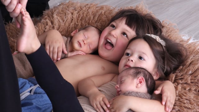 SIBLING POSING – 2 – Sibling with Twins